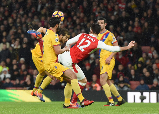 epa05694483 Arsenal's Olivier Giroud scores against Crystal Palace during an English Premier League soccer match at the Emirates Stadium in London, Britain, 01 January 2017.     EDITORIAL USE ONLY. No use with unauthorized audio, video, data, fixture lists, club/league logos or 'live' service. Online in-match use limited to 75 images, no video emulation. No use in betting, games or single club/league/player publications  EPA/ANDY RAIN